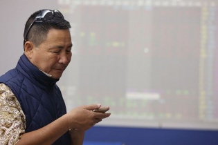 Thị trường chứng khoán: Mua cổ phiếu nào khi VN-Index lên vùng đỉnh?