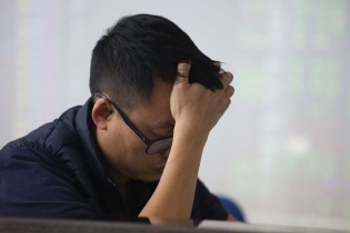 Nỗi niềm của nhà đầu tư chứng khoán đặt niềm tin nhầm chỗ