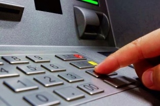 Chuyên gia ngân hàng tư vấn cách sử dụng thẻ an toàn trên máy ATM