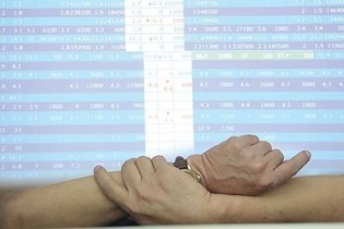 Thị trường chứng khoán: Cẩn trọng "bắt dao rơi"