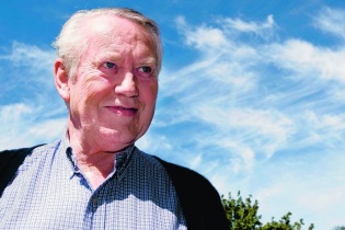 Chuck Feeney - Tỷ phú cho đi hơn 8 tỷ USD... về già không nhà, không xe