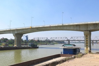 Hợp long cầu Việt Trì - Ba Vì bắc qua sông Hồng nối Phú Thọ với thủ đô Hà Nội 