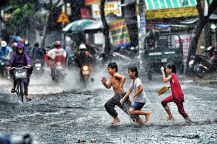 Dự báo thời tiết hôm nay 11/7: Áp thấp trên Biển Đông gây mưa diện rộng ở Tây Nguyên và Nam Bộ