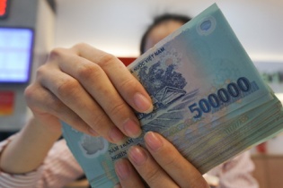 Lợi nhuận tăng, ngân hàng mạnh tay trả lương "khủng"