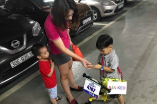 Cậu bé 3 tuổi rưỡi "kiếm tiền" để mua đồng hồ cho em trai