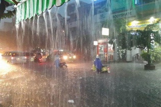 Dự báo thời tiết hôm nay 24/8: Hà Nội, Sài Gòn đề phòng mưa rào và dông