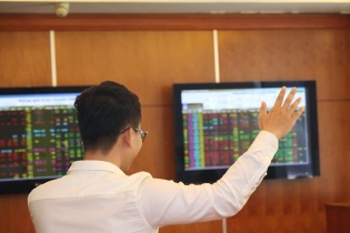Cổ phiếu công ty chứng khoán: Chuyện lạ, mã nhỏ mà giá... to