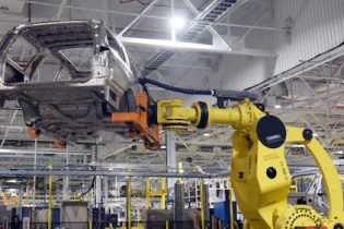  Thời đại công nghệ, các hãng ô tô vẫn thuê nhiều nhân công 