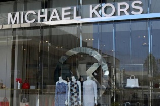 Versace về một nhà với Michael Kors sau thương vụ M&A trị giá 2,1 tỷ USD