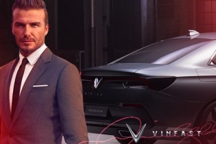 David Beckham là người đầu tiên trải nghiệm xe VinFast tại Paris Motor Show 2018