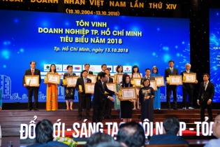 Apollo English được vinh danh tại Lễ tôn vinh Doanh nghiệp và Doanh nhân tiêu biểu TP.HCM 2018