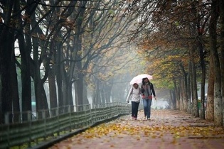 Dự báo thời tiết hôm nay 23/10: Bắc Bộ chuyển lạnh, Nam Bộ mưa dông rải rác