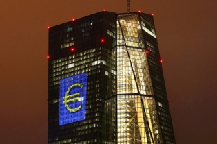 ECB giữ nguyên lãi suất đồng Euro ở mức thấp, "khai tử" gói QE
