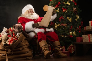 Ông già Noel "toát mồ hôi" với thư xin quà của các cháu Việt