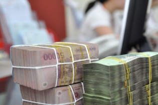 Lãi suất tiết kiệm tiếp tục tăng cao