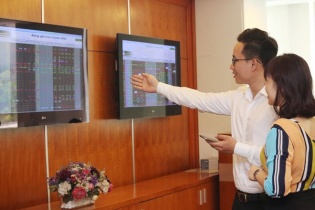 Thị trường chứng khoán: "Soi" Top 10 doanh nghiệp có EPS cao nhất thị trường