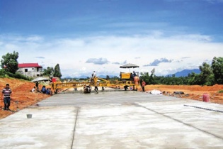 Có thể tách gói thầu làm đường bê tông thành 2 gói thầu được không?