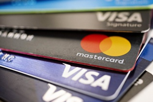 Bình quân mỗi người dân Trung Quốc sở hữu trên 5 tấm thẻ ngân hàng