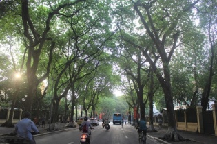 Dự báo thời tiết hôm nay 12/4: Hà Nội có mưa rào, Sài Gòn vẫn nắng rát
