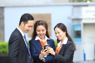 Ngân hàng tung cổ phiếu ưu đãi giữ chân người tài