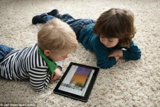 WHO: Hạn chế cho trẻ dưới 5 tuổi xem màn hình điện tử, ngồi nhiều