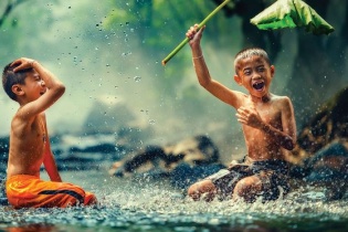 Vận, mệnh cuộc đời có giống nhau khi sinh cùng năm tháng ngày giờ?