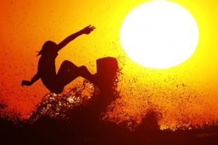 Dành cả tuổi thanh xuân để… lướt sóng!