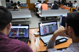 Thị trường chứng khoán: Kỳ vọng vào cổ phiếu "vua"