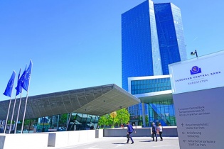 ECB giữ nguyên lãi suất cơ bản, cân nhắc giảm và tung gói QE trong tương lai