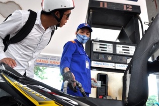 Giá xăng E5 RON 92 vừa giảm gần 400 đồng/lít