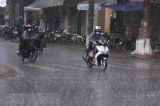 Dự báo thời tiết hôm nay 7/10: Đông Bắc Bộ, Trung Bộ mưa to, đề phòng lốc, sét và gió giật mạnh