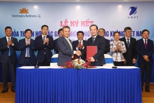 Vietnam Airlines bắt tay với VNPT hướng tới việc trở thành hãng hàng không số