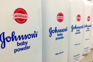 Nhiều nhà bán lẻ ngừng bán phấn rôm của Johnson & Johnson vì có chứa amiăng