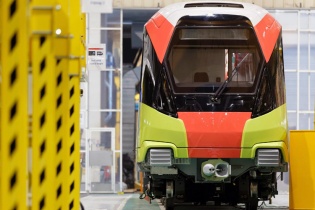 "Lộ dáng" đoàn tàu đầu tiên tuyến metro Nhổn - ga Hà Nội, sơn theo màu sắc của quả thanh long