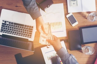 Bảo hiểm nhân thọ: Tăng trưởng phí qua thời "phi mã"