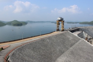 Thị trường chứng khoán: Cổ phiếu điện chờ… 2020