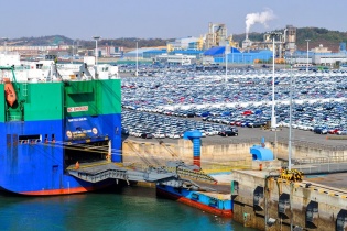 Mỹ lại doạ áp thuế đối với ô tô nhập khẩu