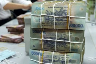 Ngân hàng mạnh tay đẩy nợ cuối năm 