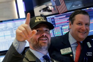 Chỉ số Dow Jones - DJIA của Mỹ lần đầu vượt mốc 29.000 điểm