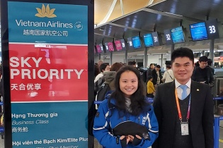 Tiếp viên Vietnam Airlines trả lại túi xách có trang sức kim cương cho hành khách