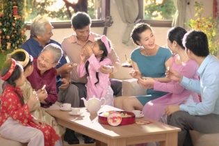 Ngày Tết, ở nhà chỉ còn... ông bà?