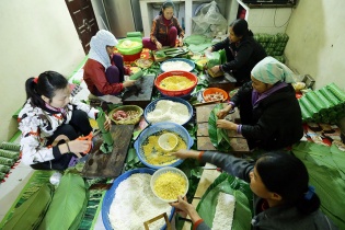 Làng nghề bánh chưng hối hả chạy hàng Tết