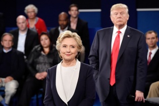 Bà Hillary Clinton quyết hạ bệ Tổng thống Donald Trump