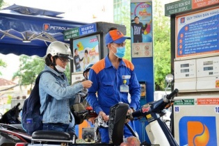 Giá xăng giảm mạnh đúng ngày Valentine