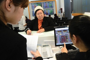 Thị trường tài chính: Lo doanh nghiệp gọi vốn trái phiếu quá đà