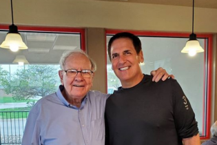 Tỷ phú Warren Buffett và tỷ phú Mark Cuban: Đầu tư thế nào khi thị trường bất ổn?