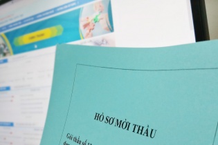 Hồ sơ mời thầu có phải đính kèm thông báo mời thầu không?