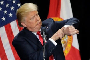OPEC+ sẵn sàng cắt giảm khai thác 10 triệu thùng dầu/ngày, chờ ông Trump "chốt hạ"