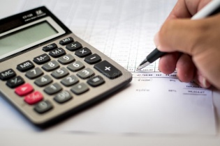 Ai có thẩm quyền phê duyệt dự toán gói thầu giai đoạn chuẩn bị đầu tư?