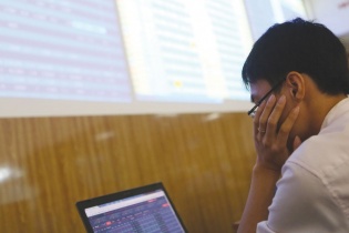 Thị trường chứng khoán: Nhà đầu tư "ngóng" chính sách hỗ trợ